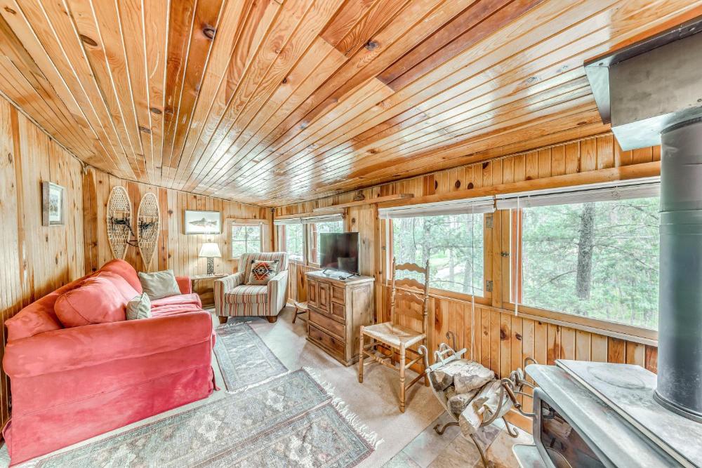 Cozy Cabin Near Grindstone Lake and Downtown!